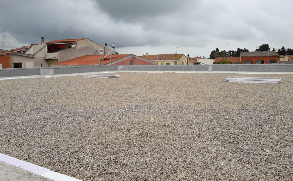 Impermeabilizzazione e coibentazione della copertura di un punto vendita a Riola Sardo a Oristano in Sardegna