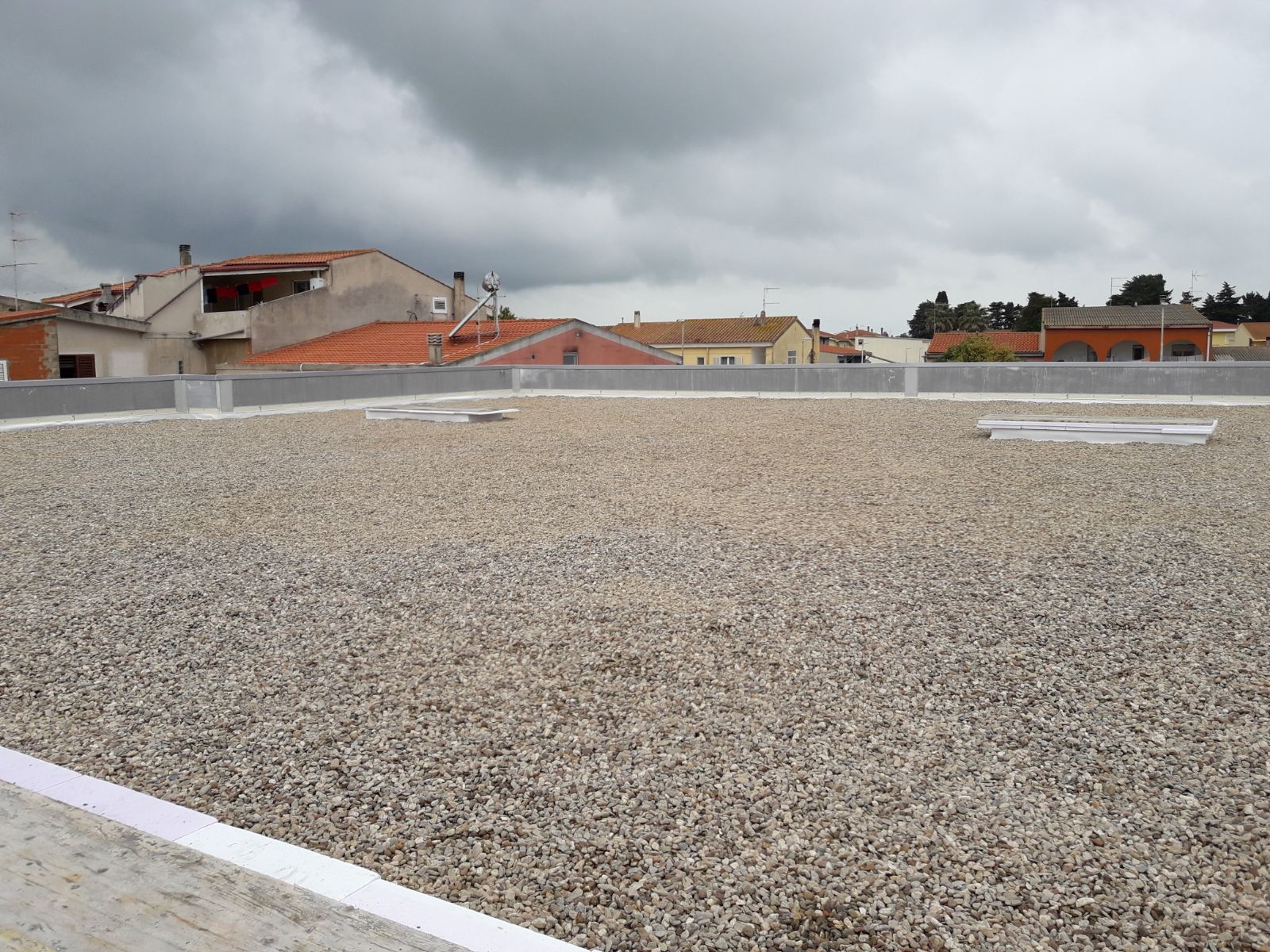 Impermeabilizzazione e coibentazione della copertura di un punto vendita a Riola Sardo a Oristano in Sardegna