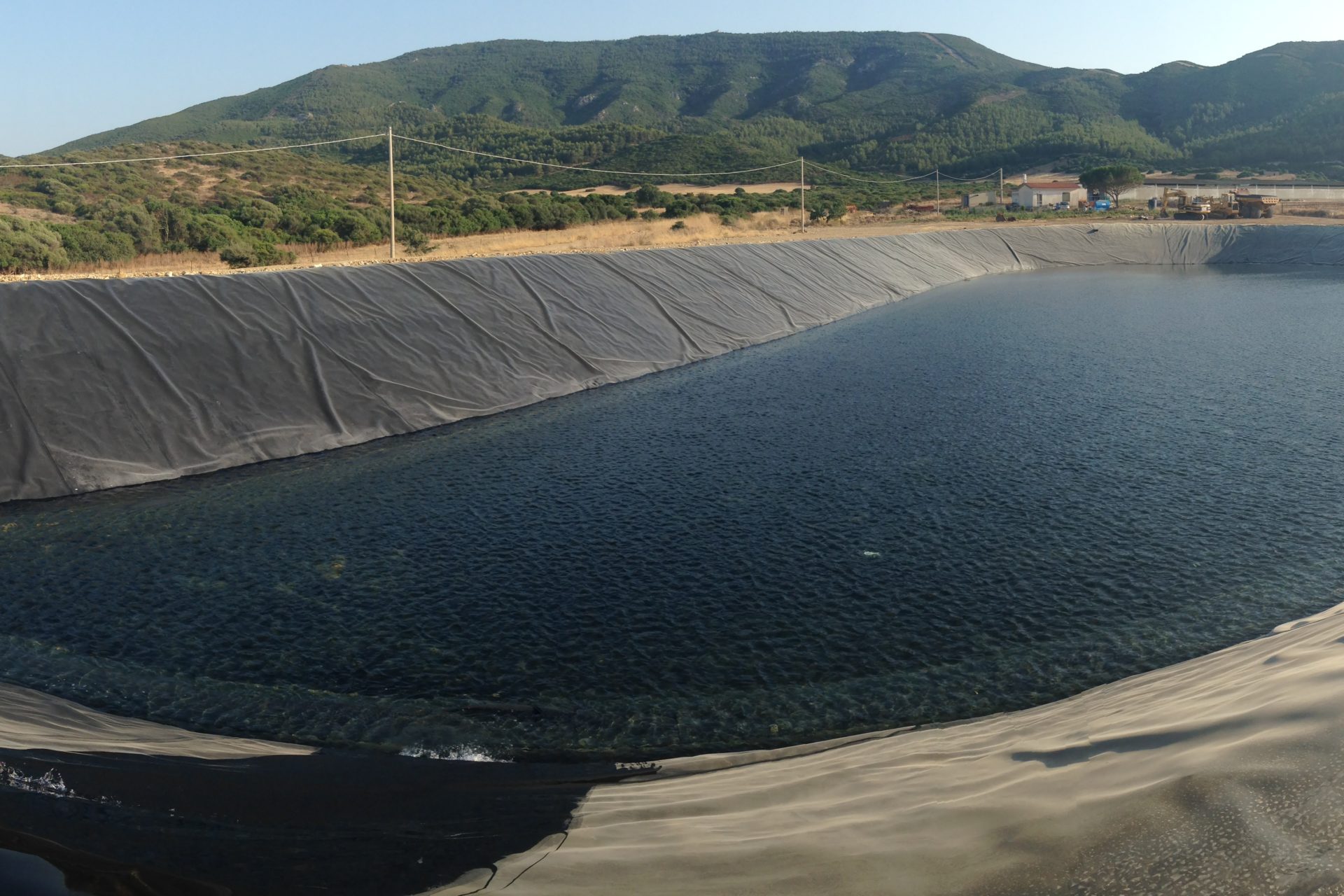 impermeabilizzazione laghetto artificiale in polietilene ad alta densità HDPE Guspini – Cagliari Sardegna