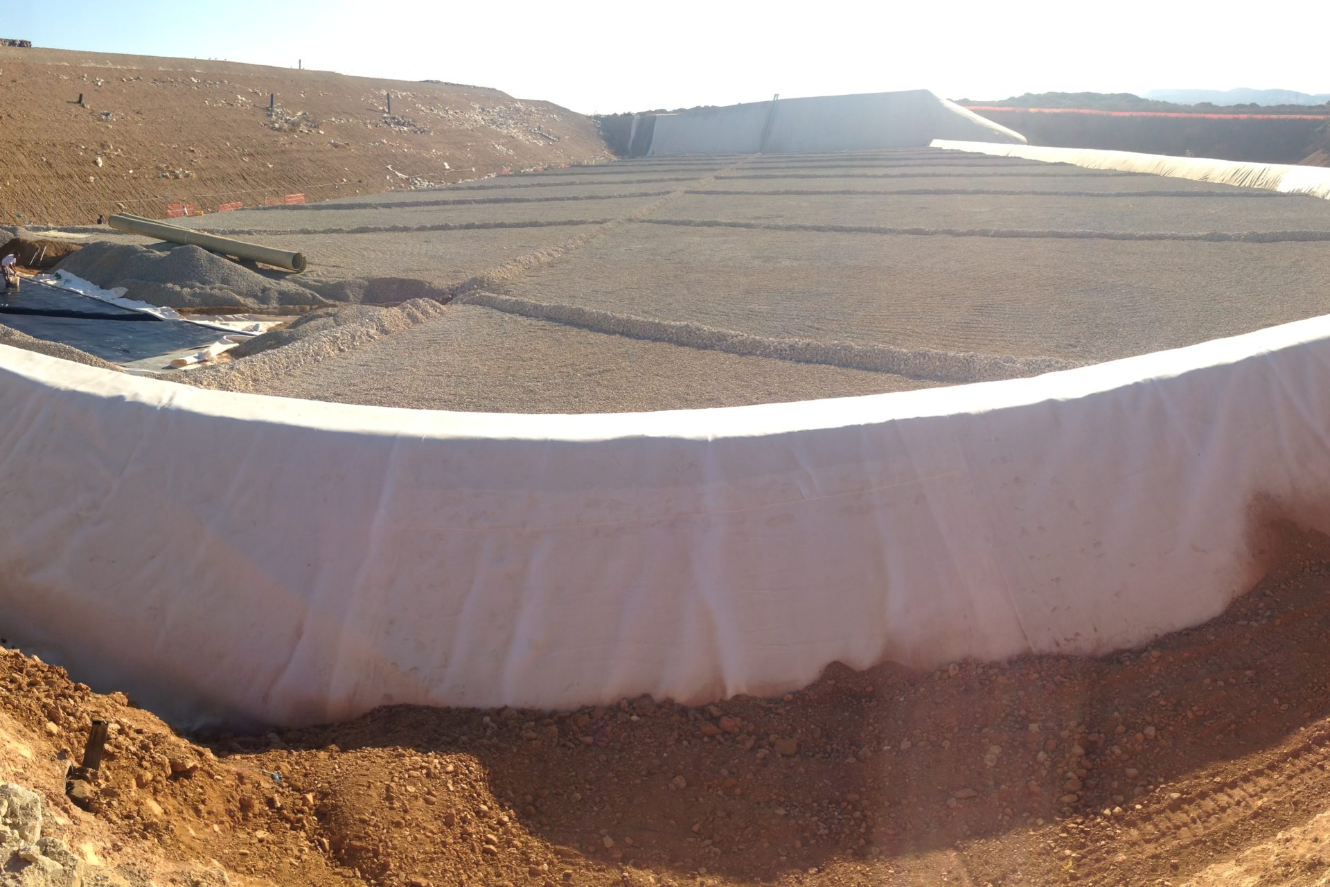 Impermeabilizzazione vasca contenimento rifiuti solidi urbani(RSU) in polietilene ad alta densità HDPE Scala Erre Sassari – Sardegna